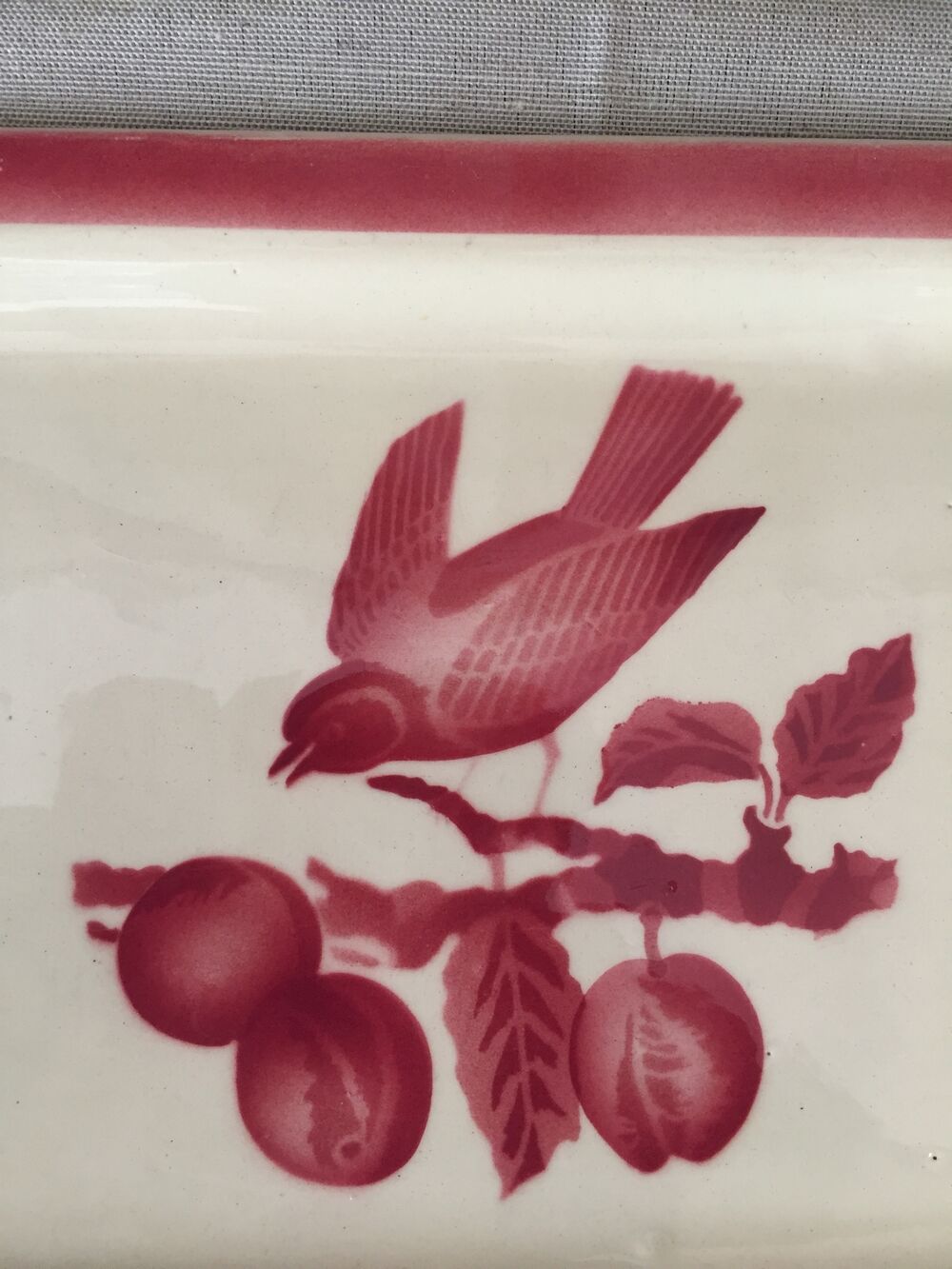 Cake dish bird pattern on its branch in red and white tones