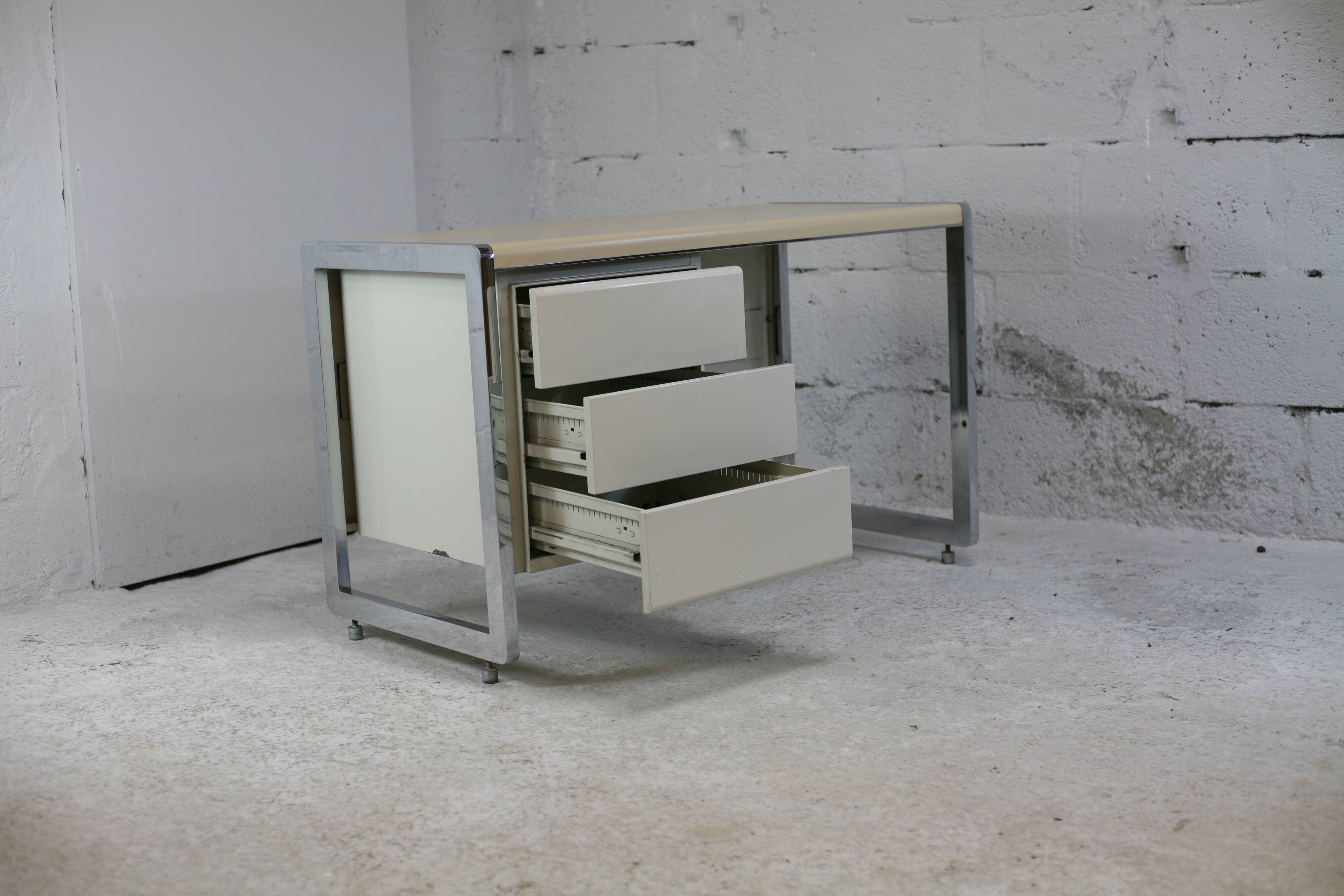 Bureau "space age". Acier laqué, acier chromé. France, circa 1970