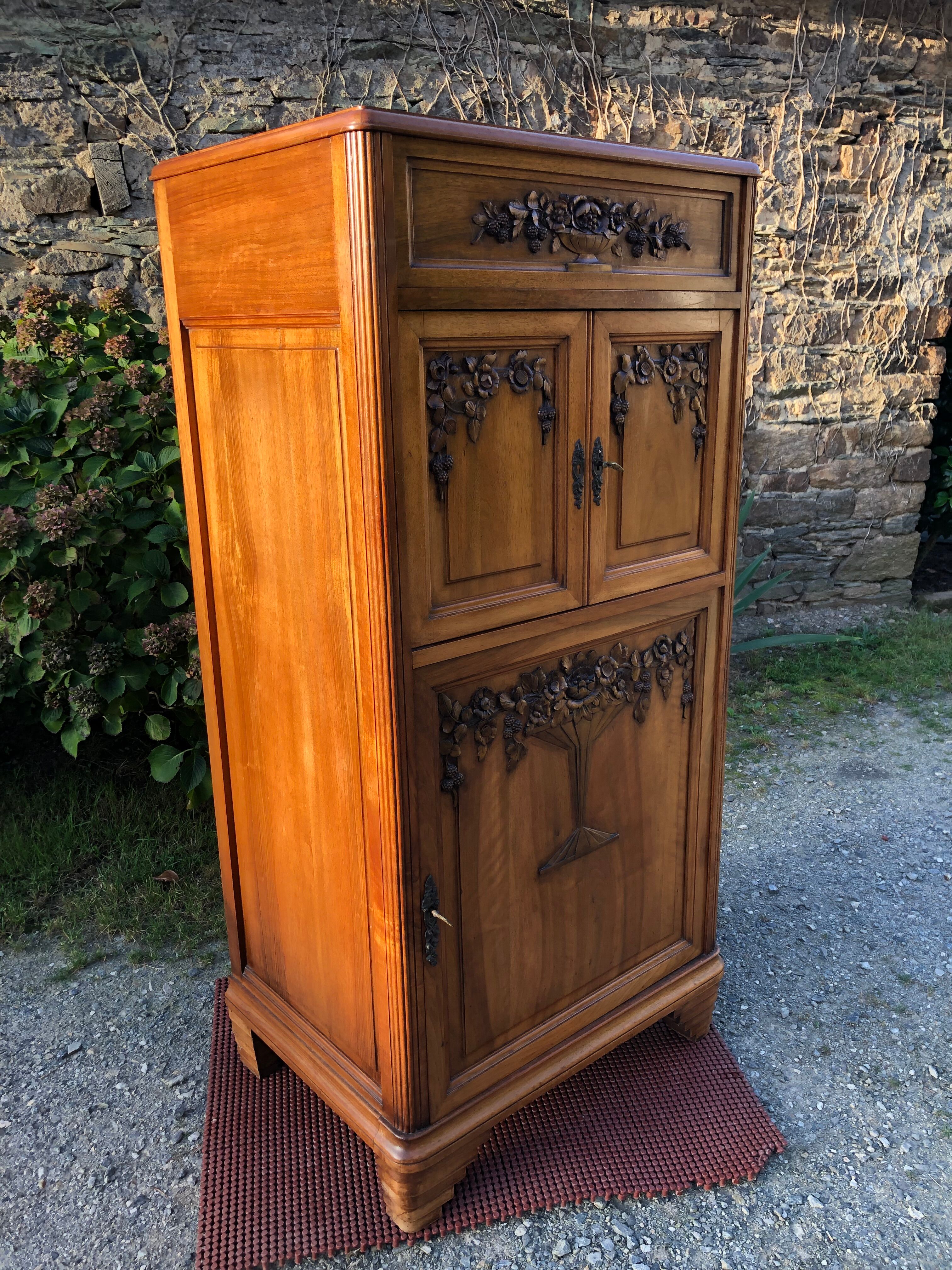 Buffet Art déco meuble bar en noyer massif à 3 portes et 1 faux tiroirs basculant richement sculpté.