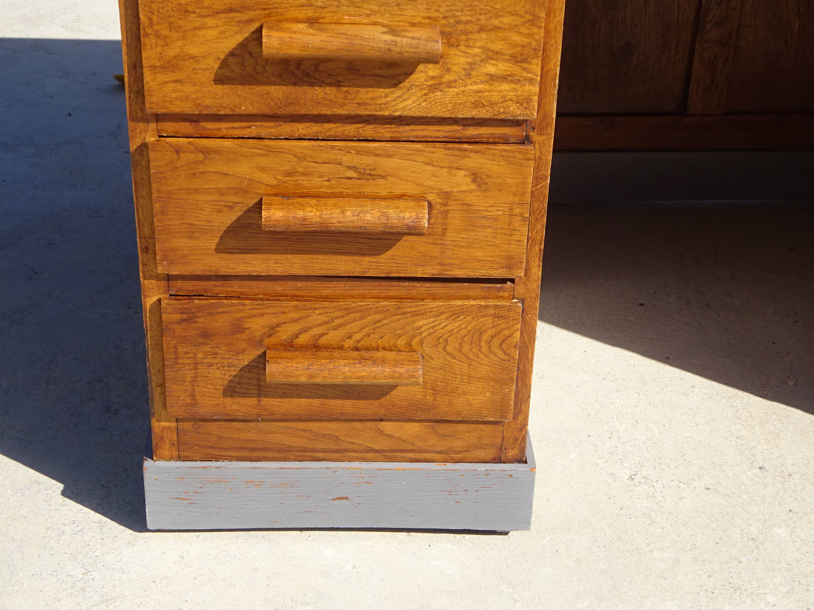 American desk, 9 drawers