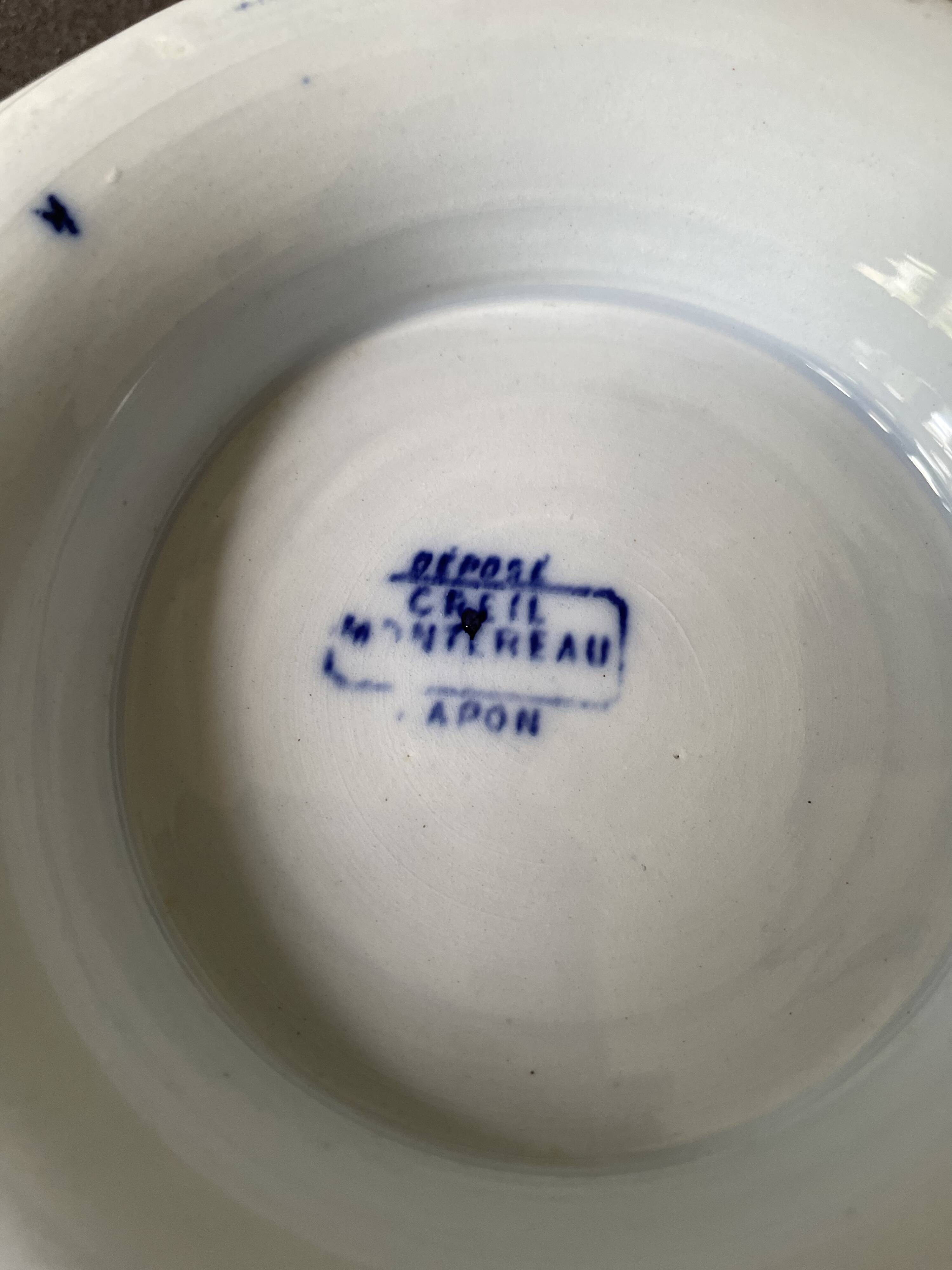 Assiette sur piédouche en faïence bleue et blanche Creil & Montereau, service "Japon", XIXème siècle