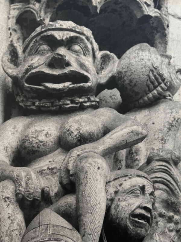 Tirage photographie noir et blanc argentique bas-relief d’une église XXe