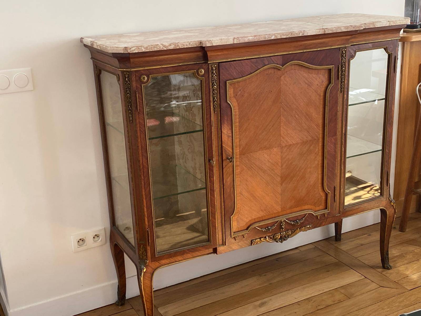 Vitrine Napoléon III marquetée, marbre et bronzes – XIXᵉ siècle