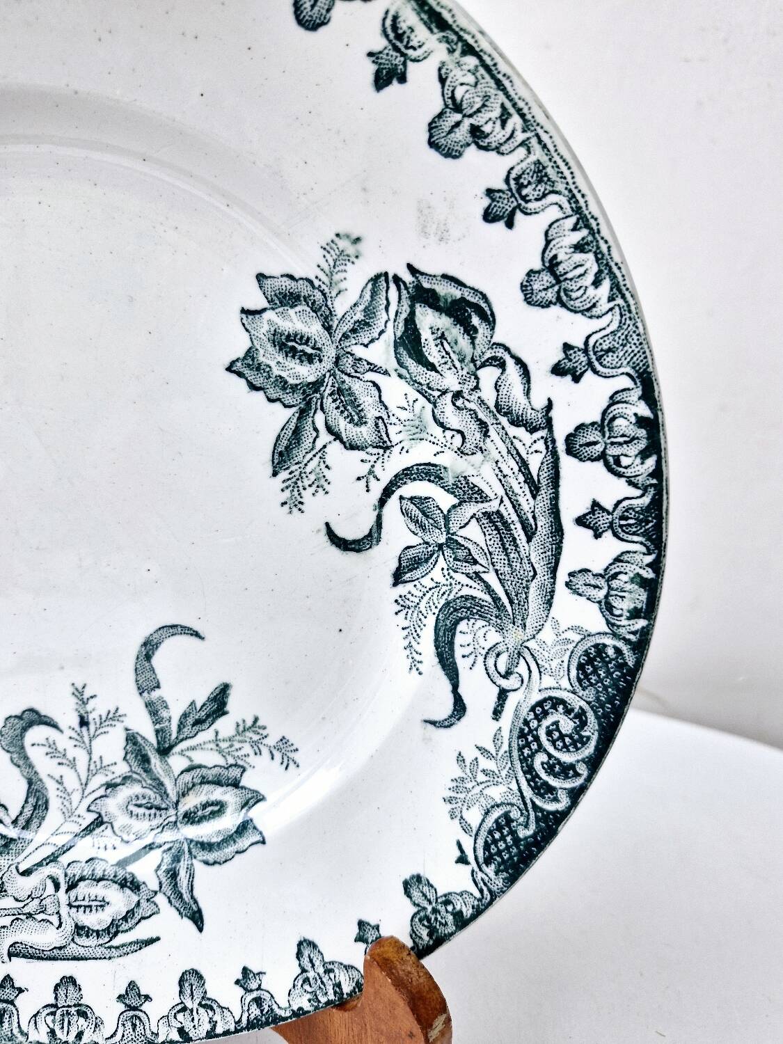 Old Iron Earth Flat Plate Saint Amand Amandinoise Lily Model