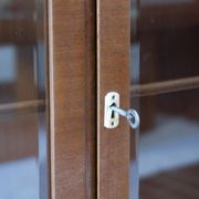 Bibliothèque vitrée en noyer, esprit Art déco, années 60