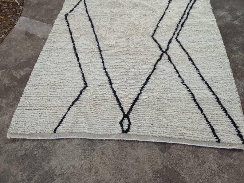 Handmade traditional Beni Ourain Berber rug, size 150 x 250 cm.