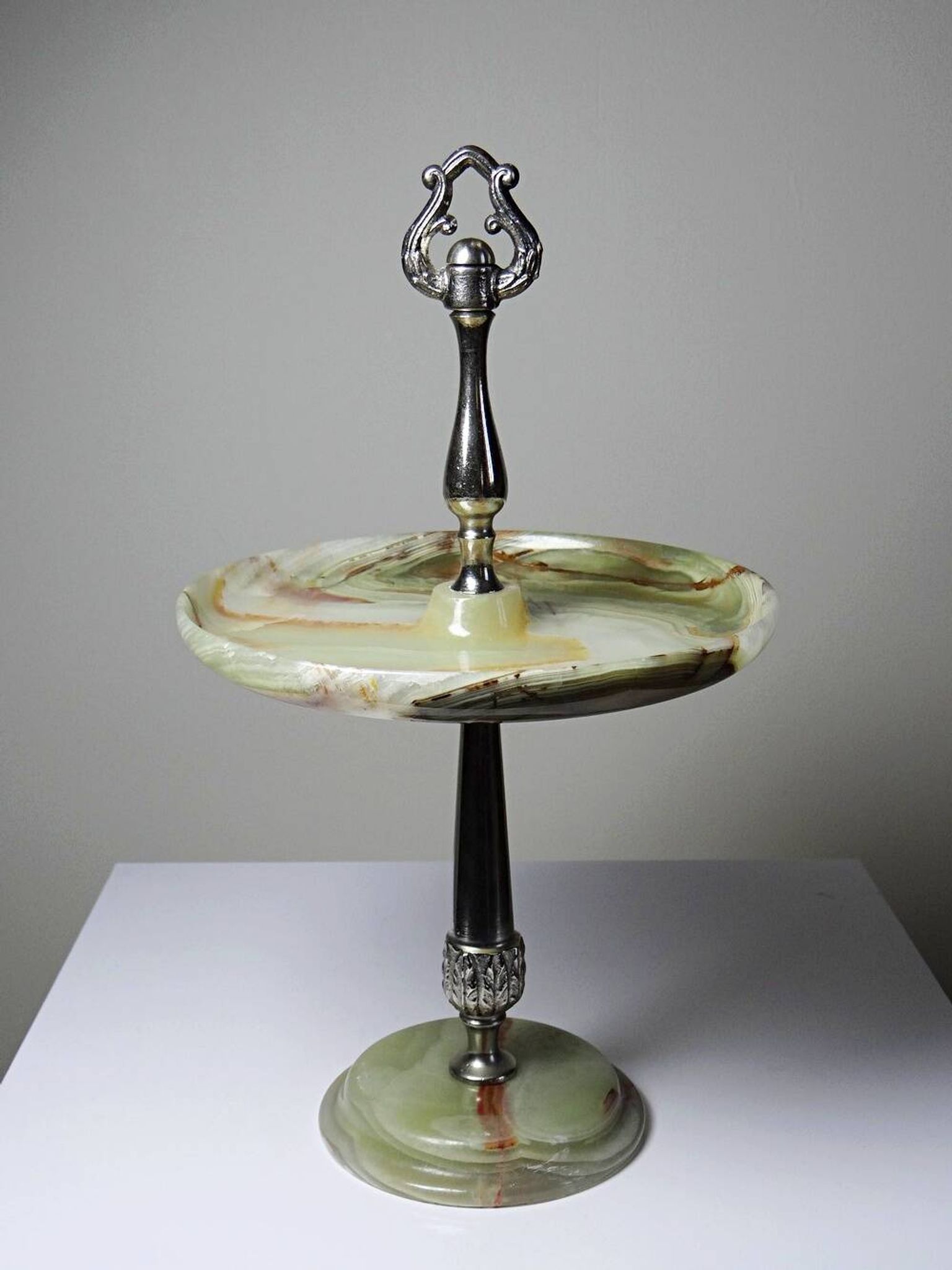 Rare display stand in green onyx and silver-plated metal, Italy, vintage 1935-1955.