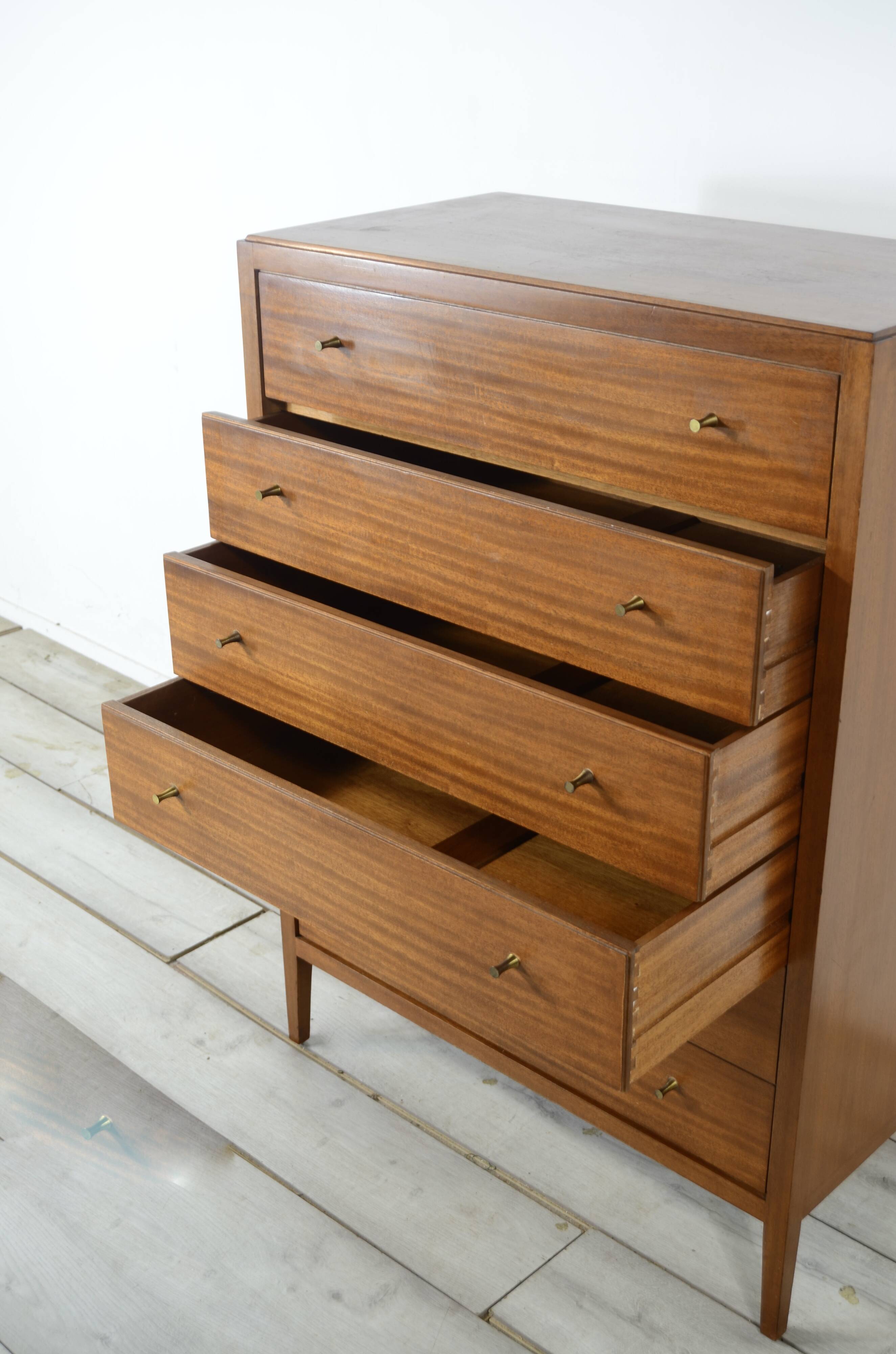 Commode / Tallboy vintage du milieu du siècle « Heal » en noyer. Style moderne/danois.