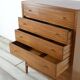 Commode / Tallboy vintage du milieu du siècle « Heal » en noyer. Style moderne/danois.