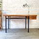 Bureau moderniste vintage 1960 en bois avec pieds en métal et 2 tiroirs