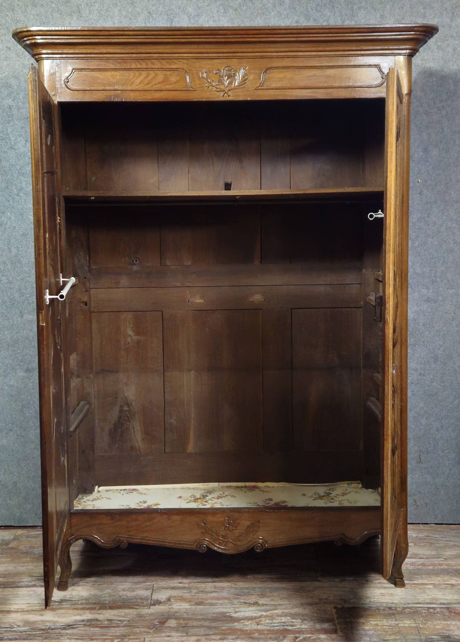 Antique Louis XV wardrobe in solid wood (oak and walnut)