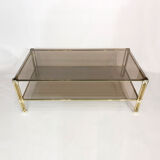 Table basse à deux niveaux en laiton Hollywood Regency Verre fumé en or des années 1970