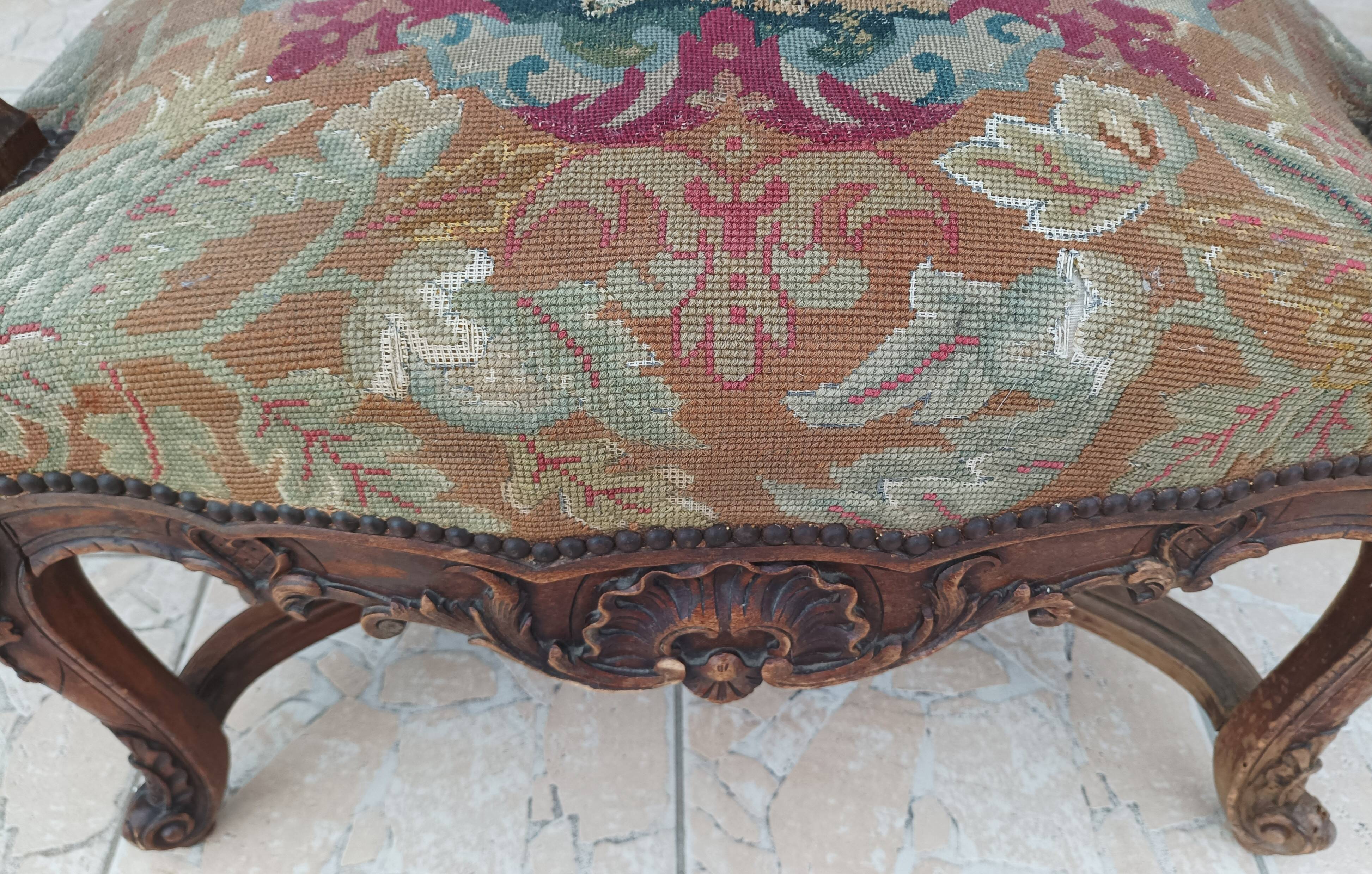 Paire de fauteuils Régence en noyer sculpté