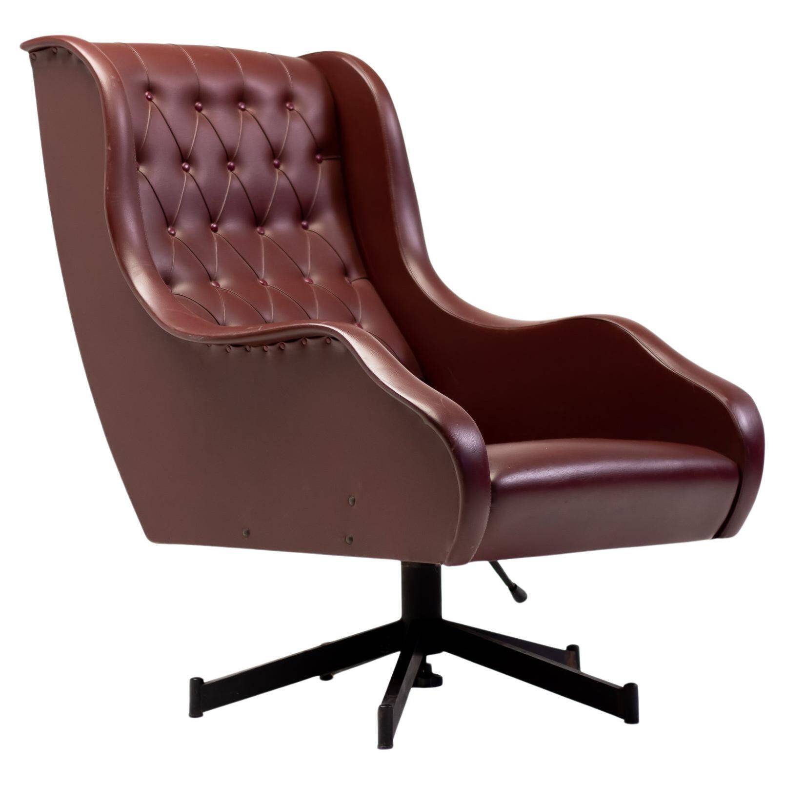 Italian reclining chaise longue from the 1950s in oxblood Naugahyde.