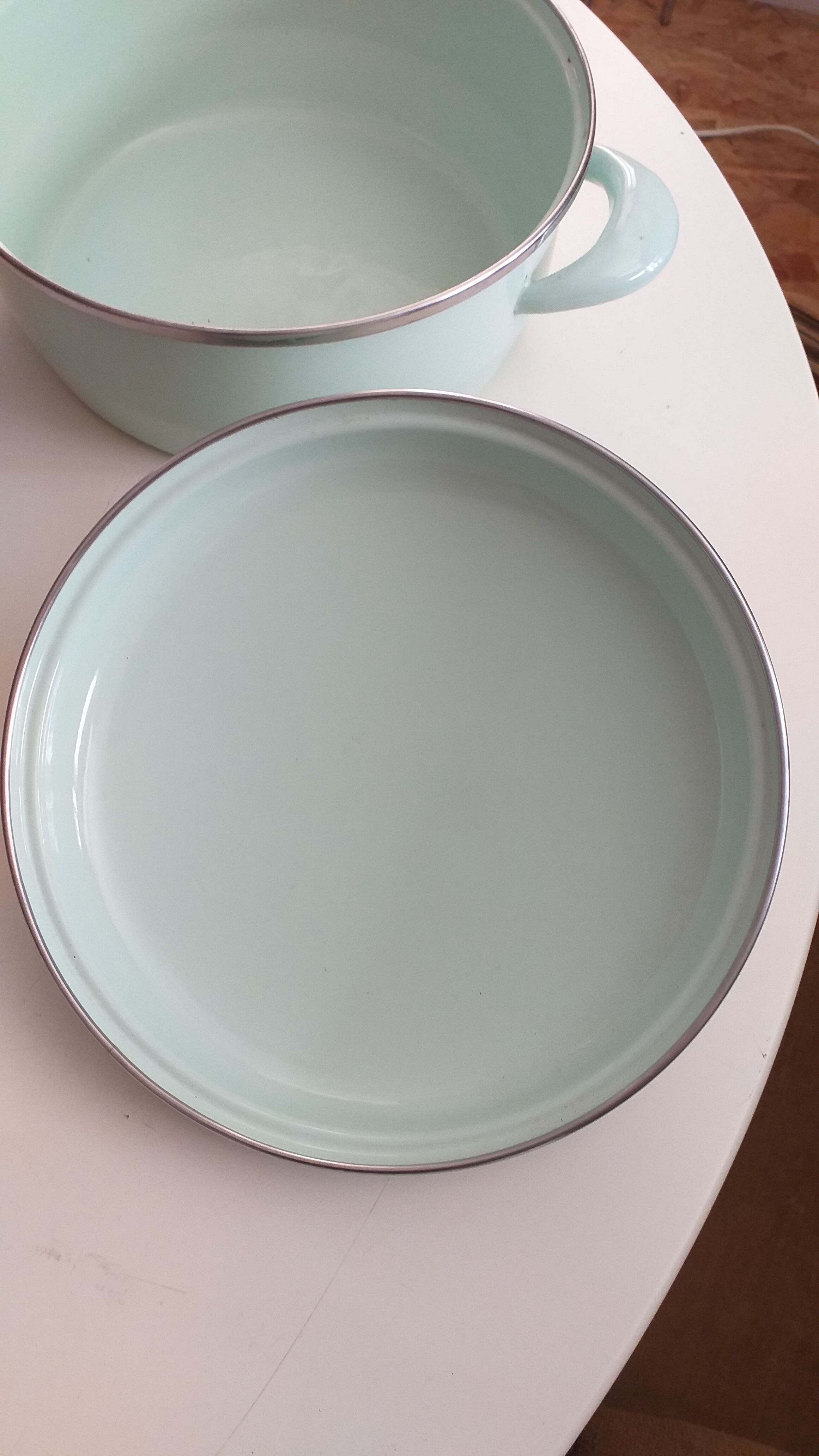 Covered dish in enamelled sheet metal