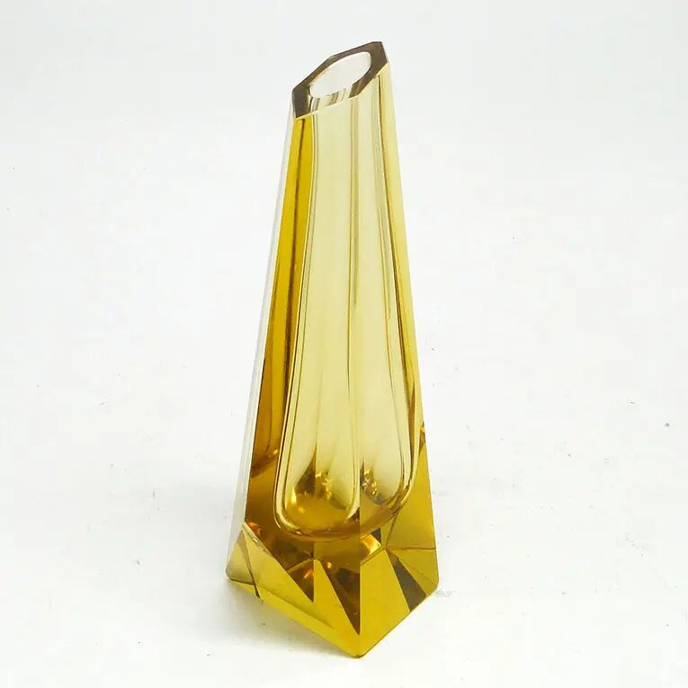 Vase Art Déco, cristal jaune, conçu par J. Hoffmann, Tchécoslovaquie, années 1930.
