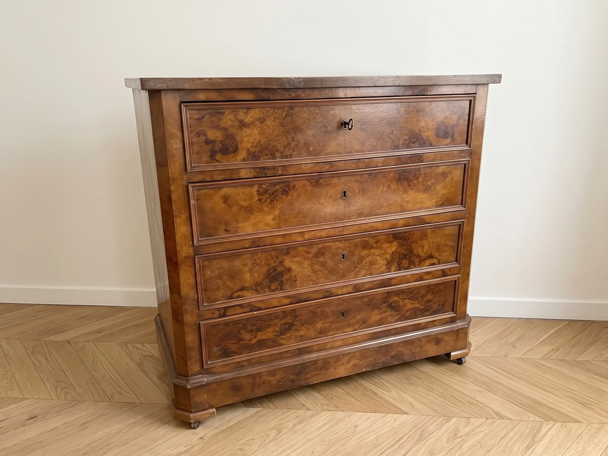 Commode ancienne en noyer