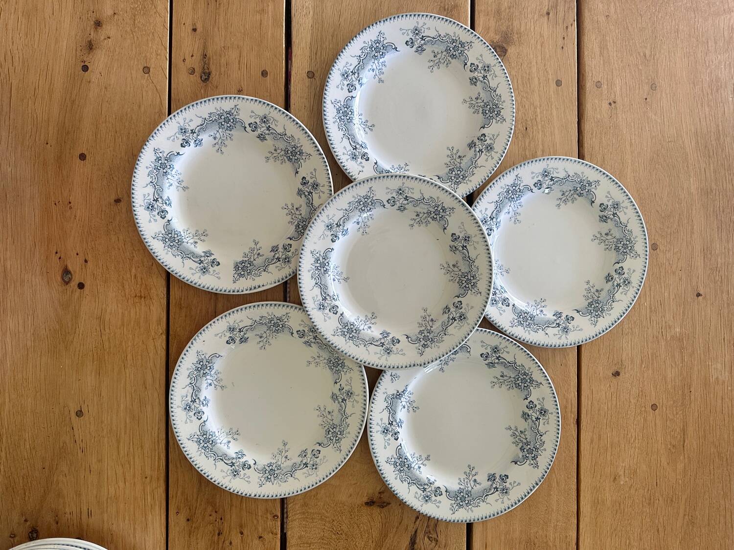 6 flat plates made of earthenware
