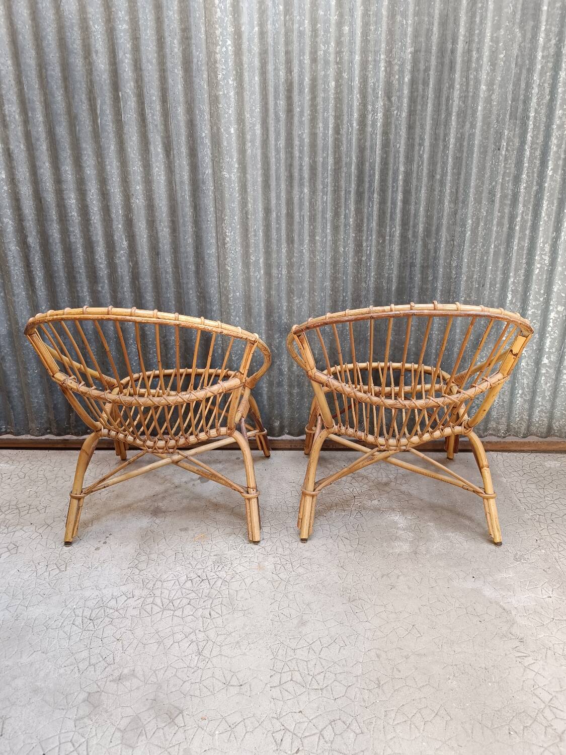 Paire de fauteuils coquille en osier rotin vintage