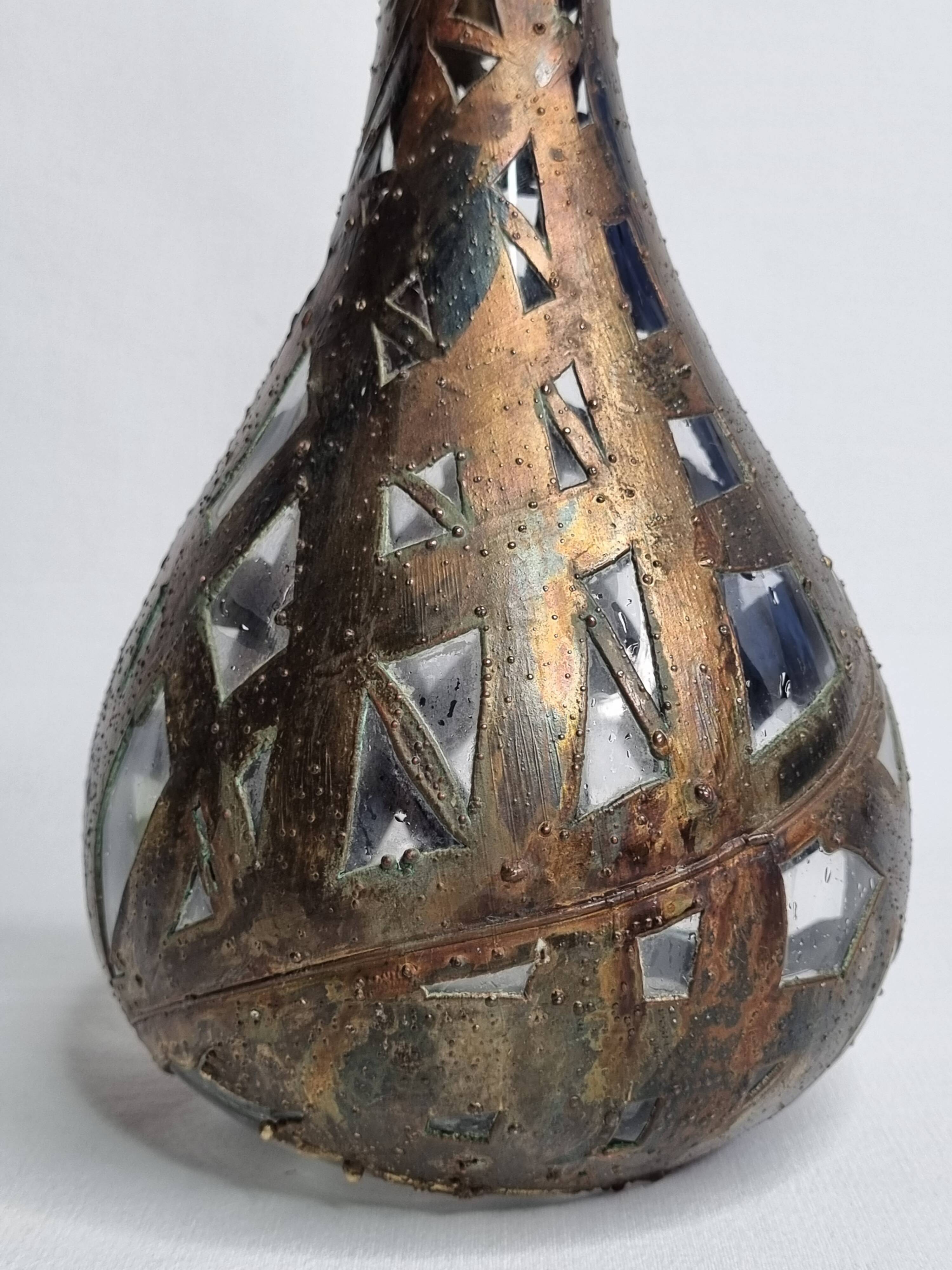 Carafe artisanale en verre soufflé et cuivre patiné décor brutaliste 90 cm