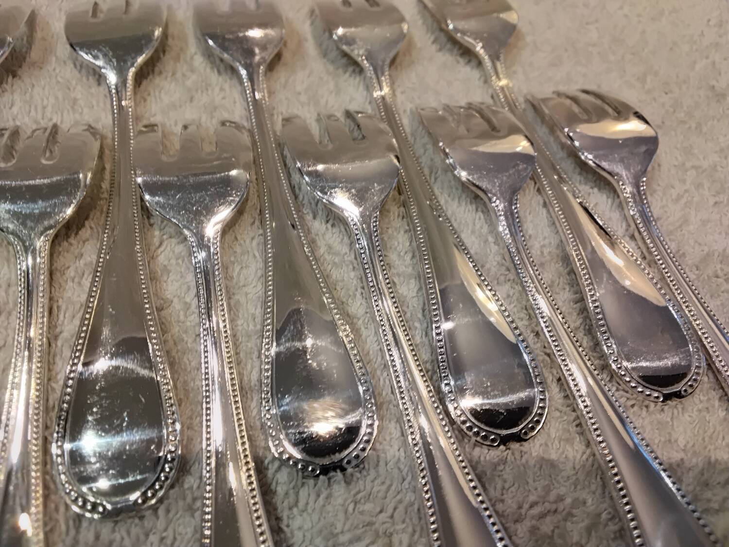 12 silver-plated oyster forks by the silversmith Ercuis, 12.2 cm
