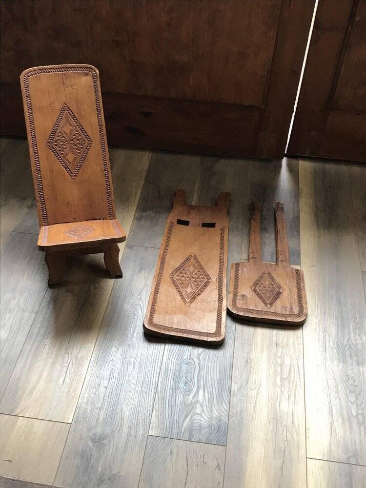 Set of 2 sculpted brown wooden chairs, Cuba 1960s, vernacular style.