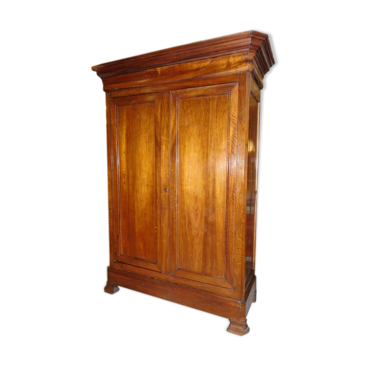 Large wardrobe Louis Philippe en noyer of the 19th siecle