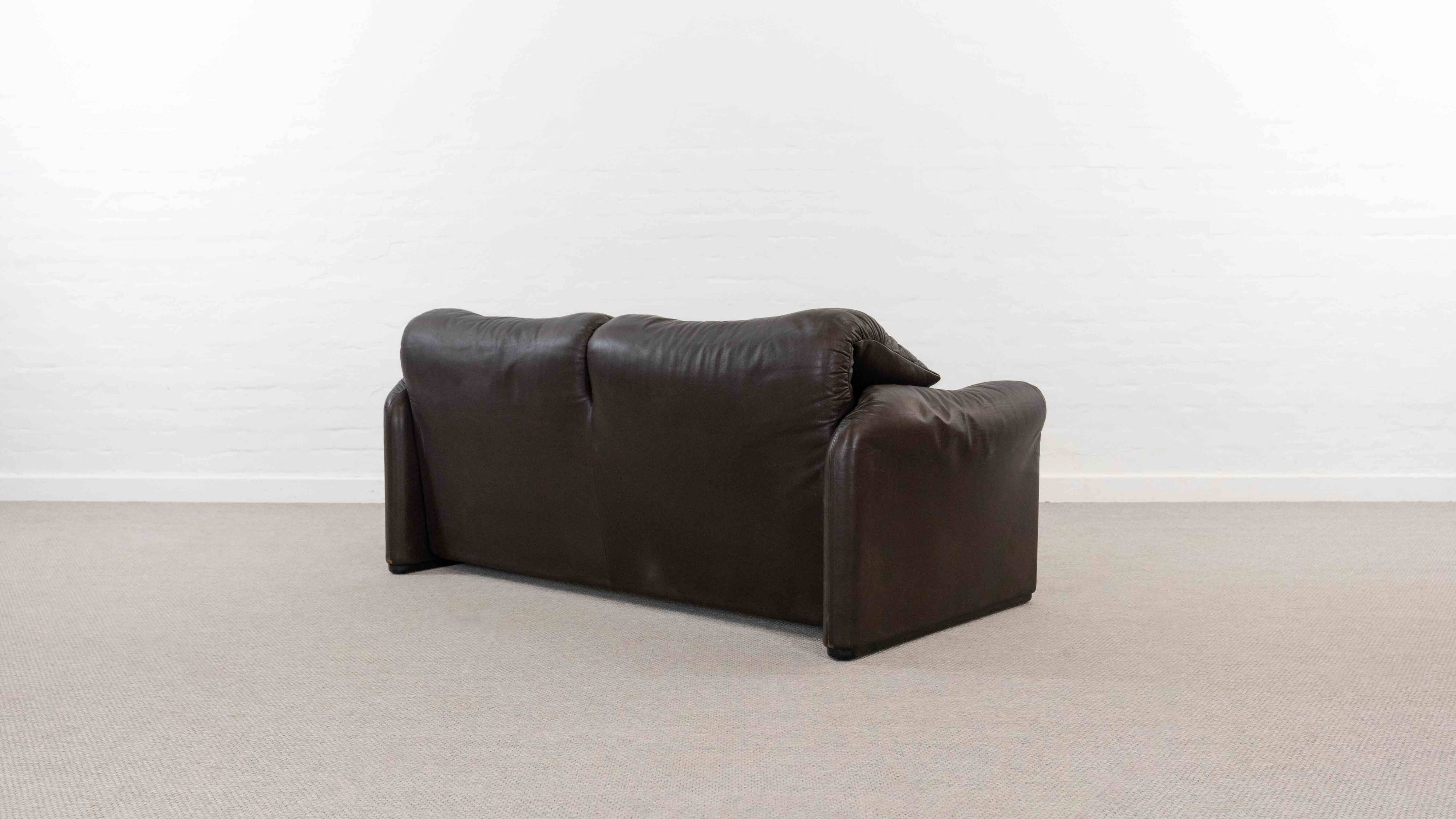 Brown leather 2-seater sofa Cassina Maralunga by Vico Magistretti