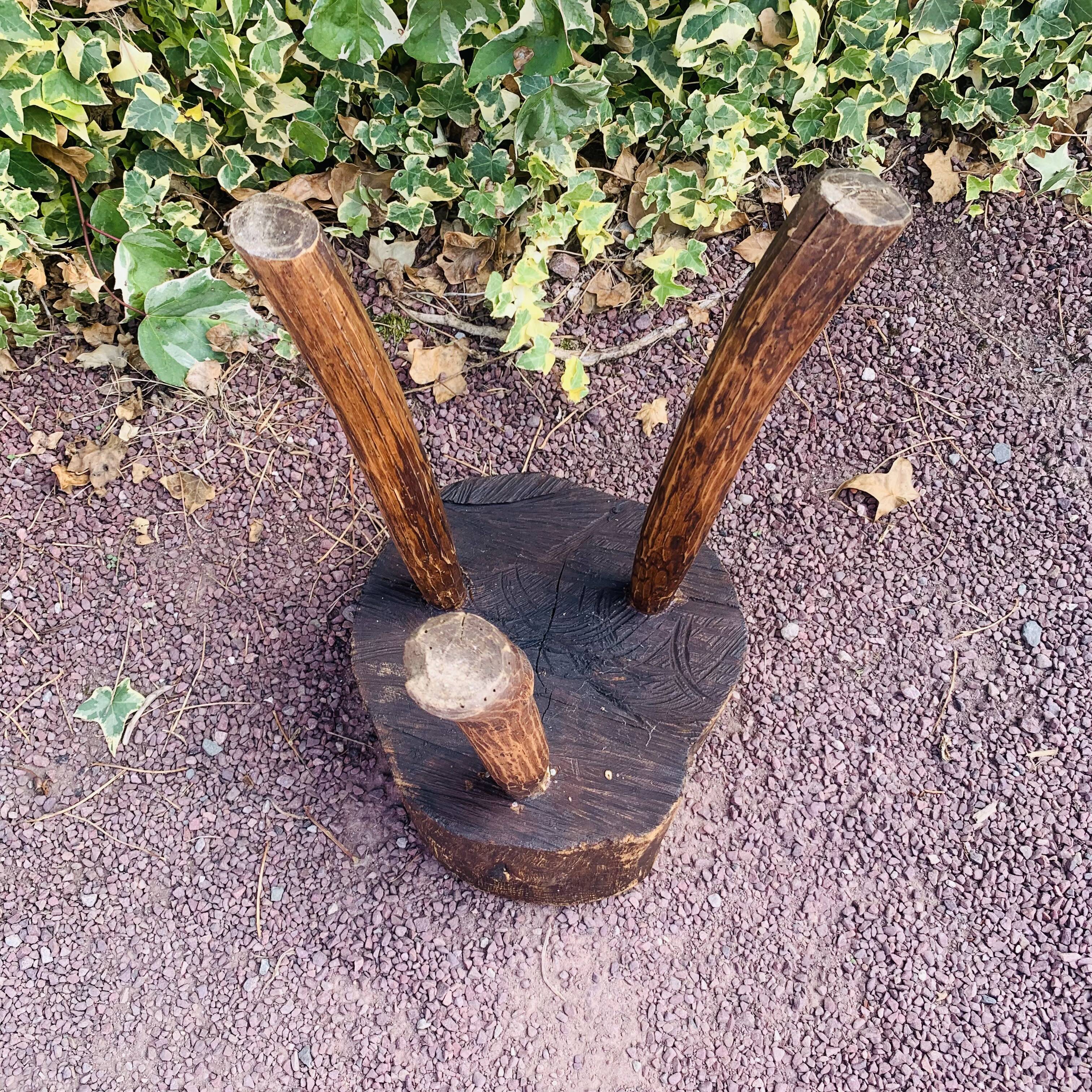 Tabouret tripode en bois massif