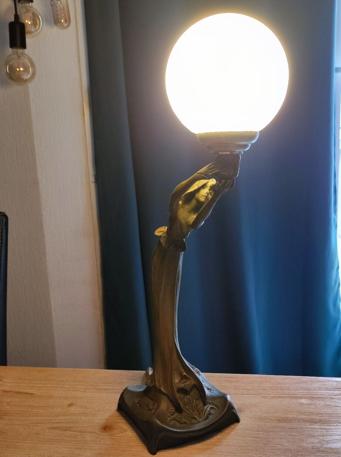 Women's statuette lamp