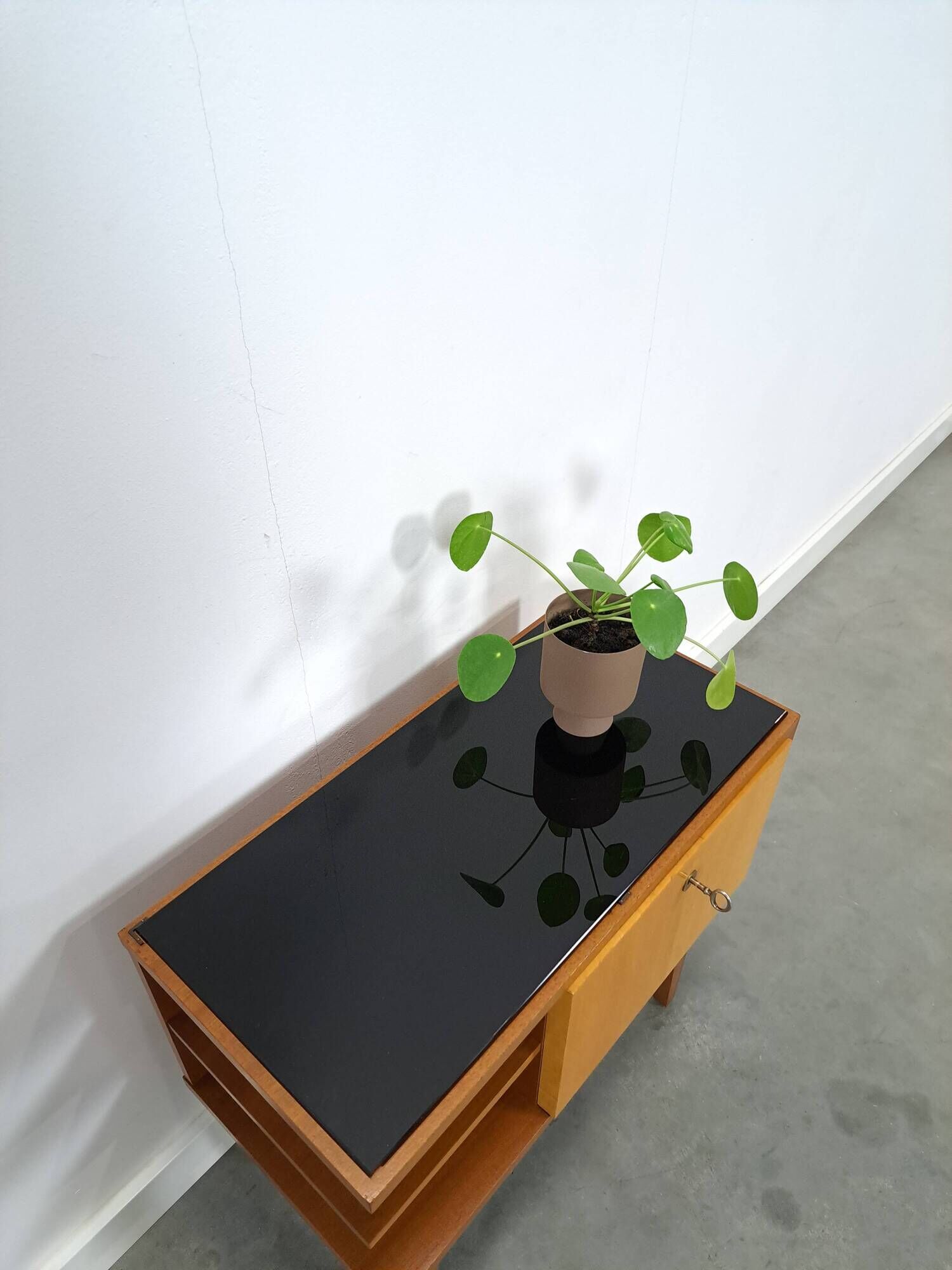 Mid-Century kastje J.D. Freese met klep en zwart opaline glas