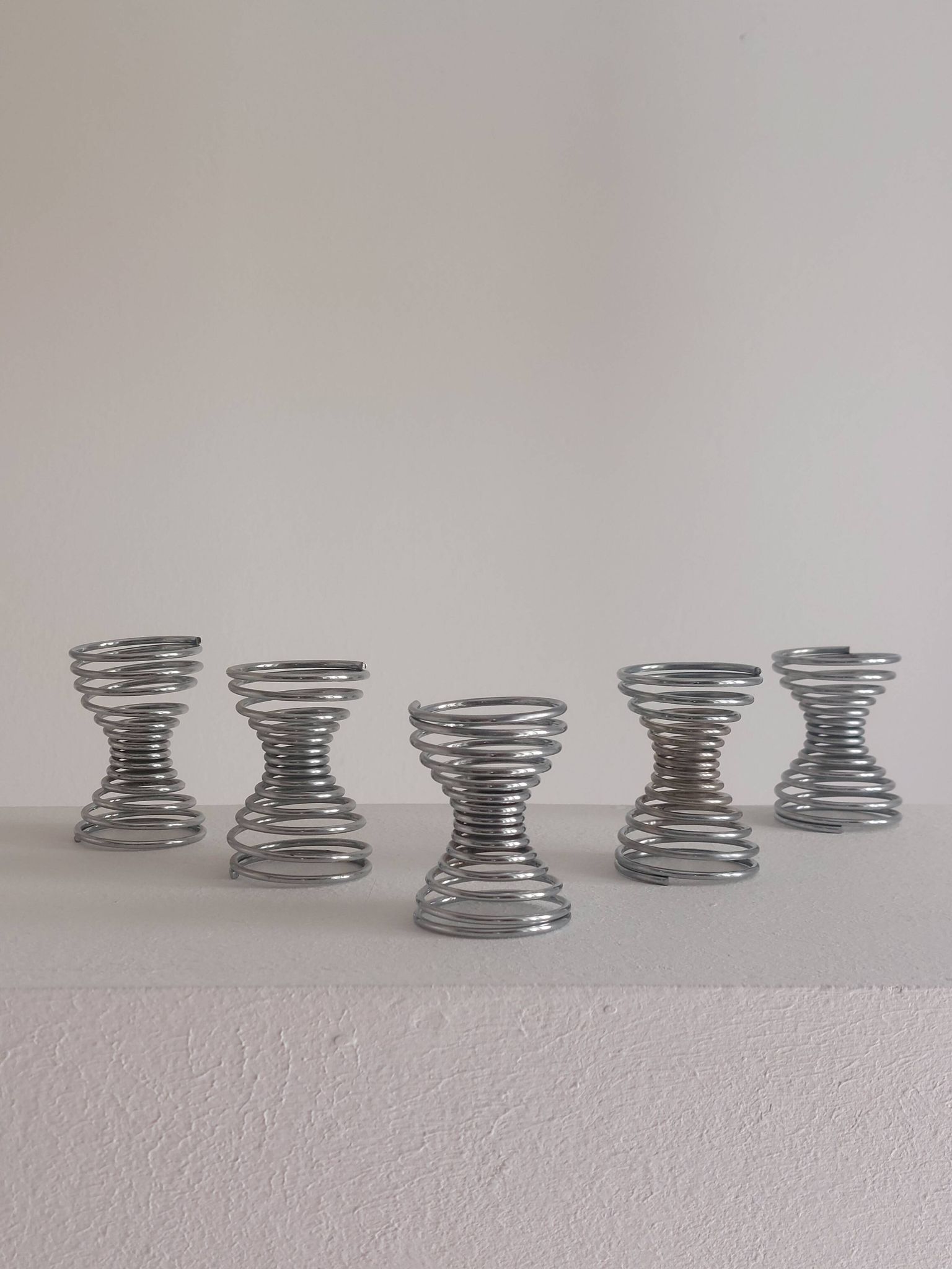 Set of 5 vintage postmodern egg cups with spiral decoration in Memphis style.