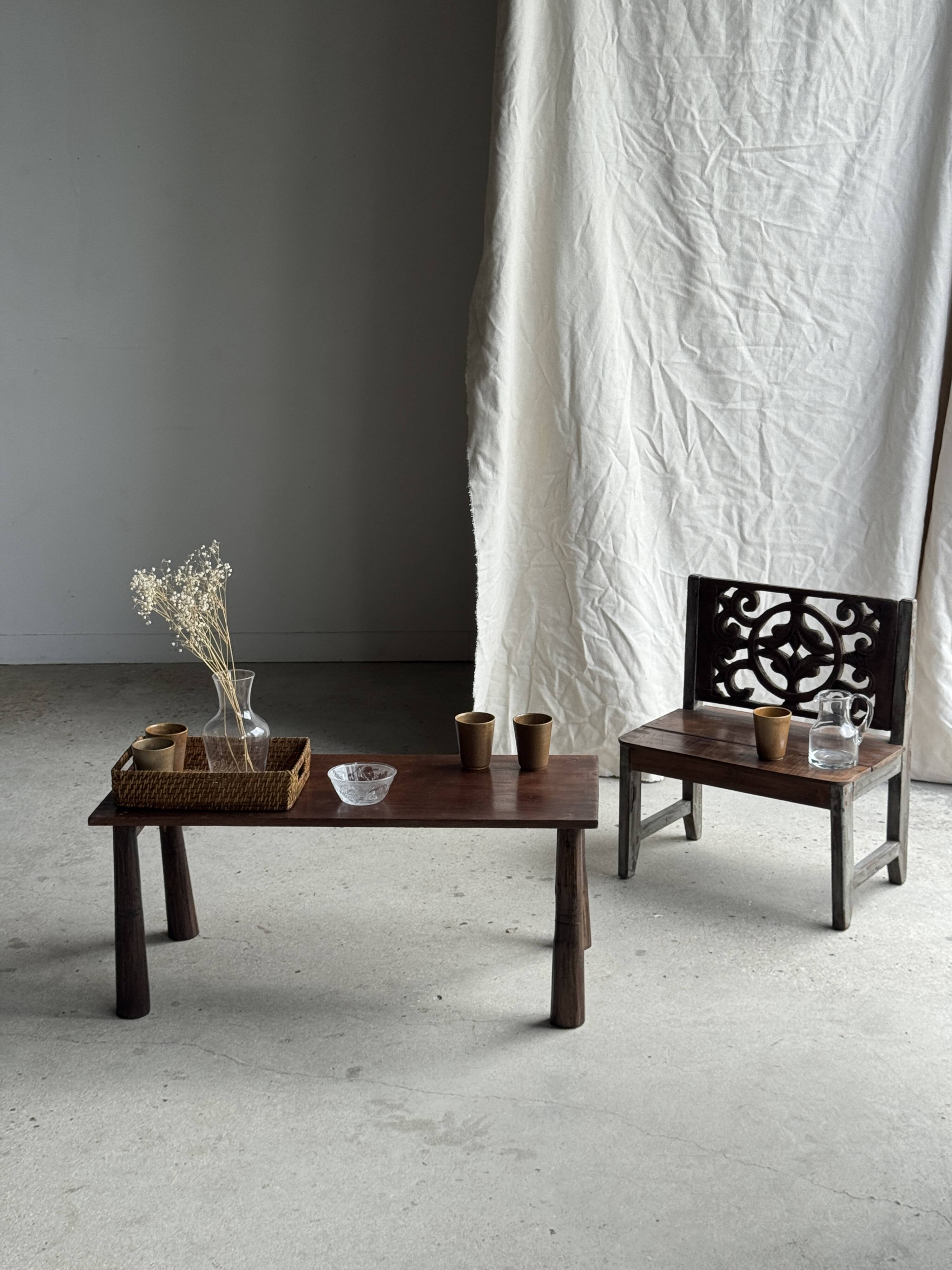 Table basse en teck brun de seconde main indonésienne pieds coniques H37 L8