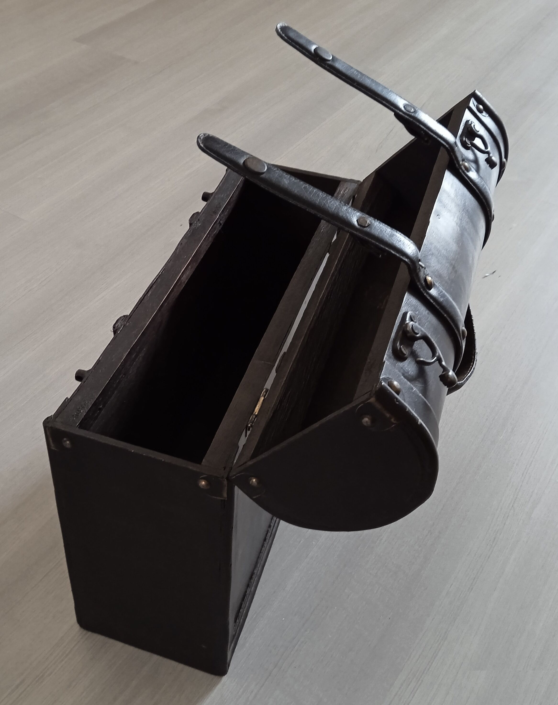 Mini bar vintage wooden briefcase