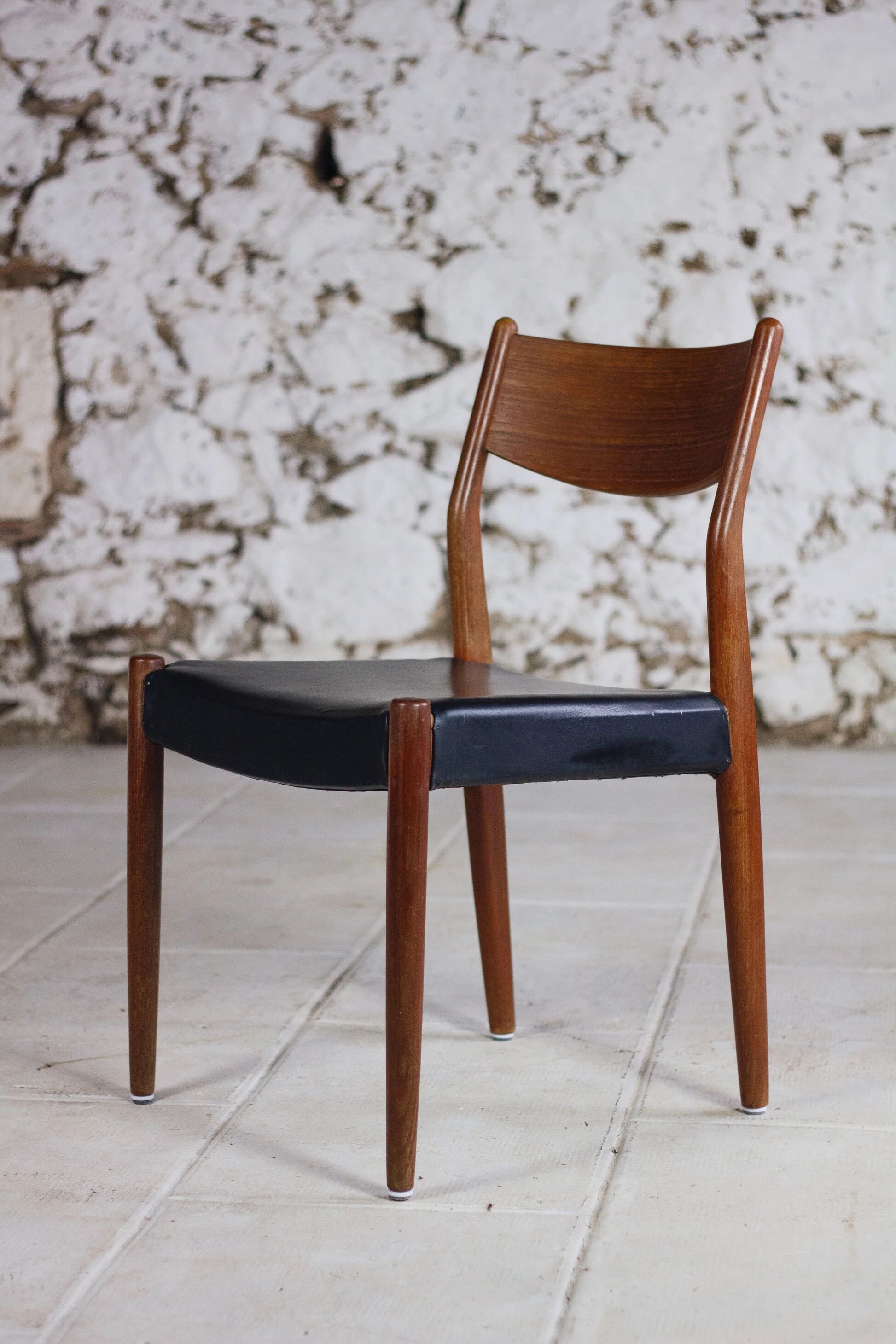 4 Scandinavian Fristho Franeker chairs in teak and faux leather, 1960.