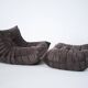 Ensemble de chaise et pouf Togo en velours côtelé marron.