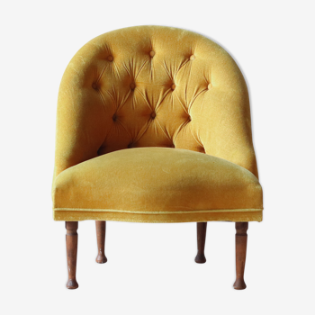 Fauteuil crapaud capitonné en velours jaune moutarde