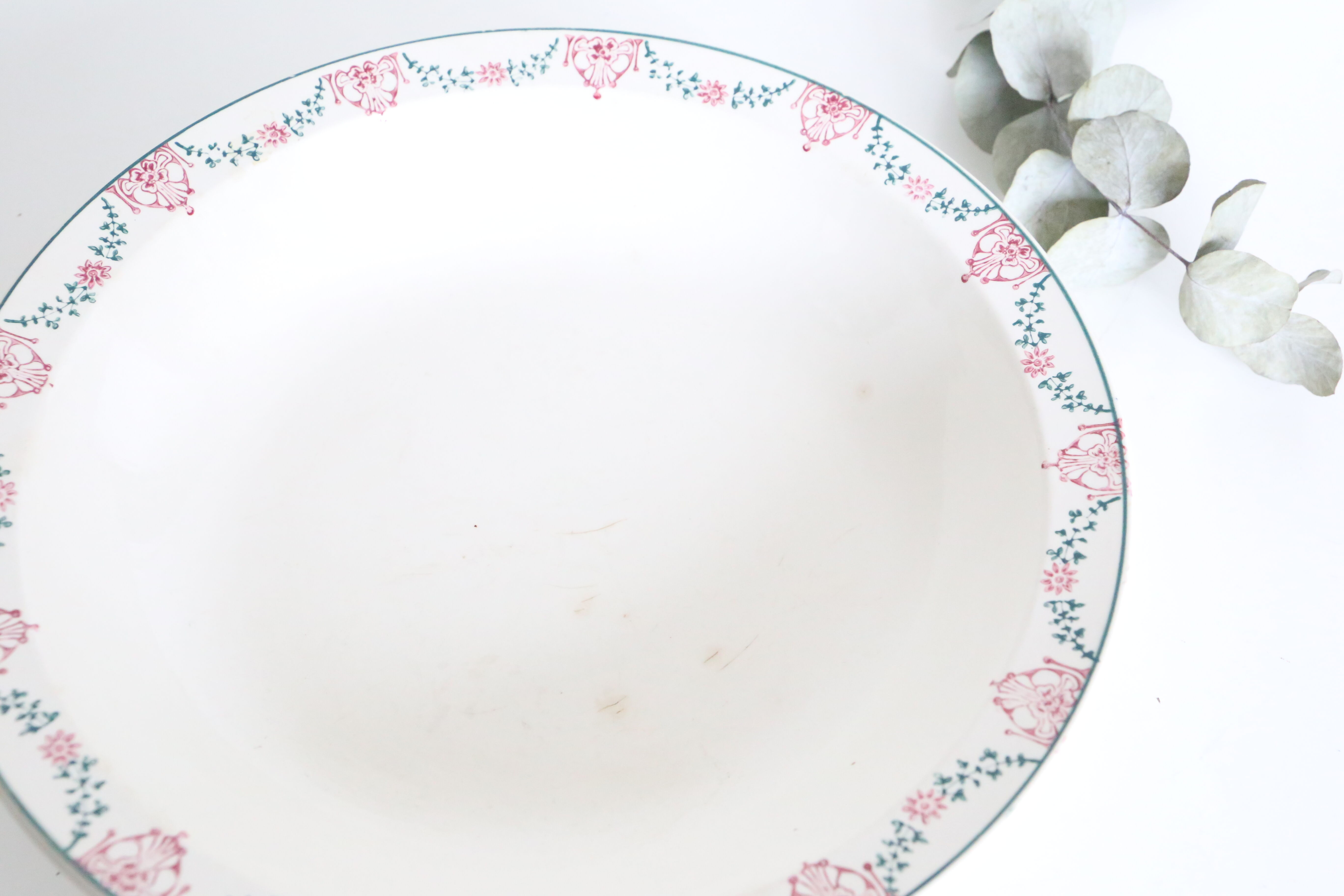 Plat rond et creux terre de fer, Longwy, 1930