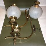 Paire d'appliques en laiton doré et boules de verre