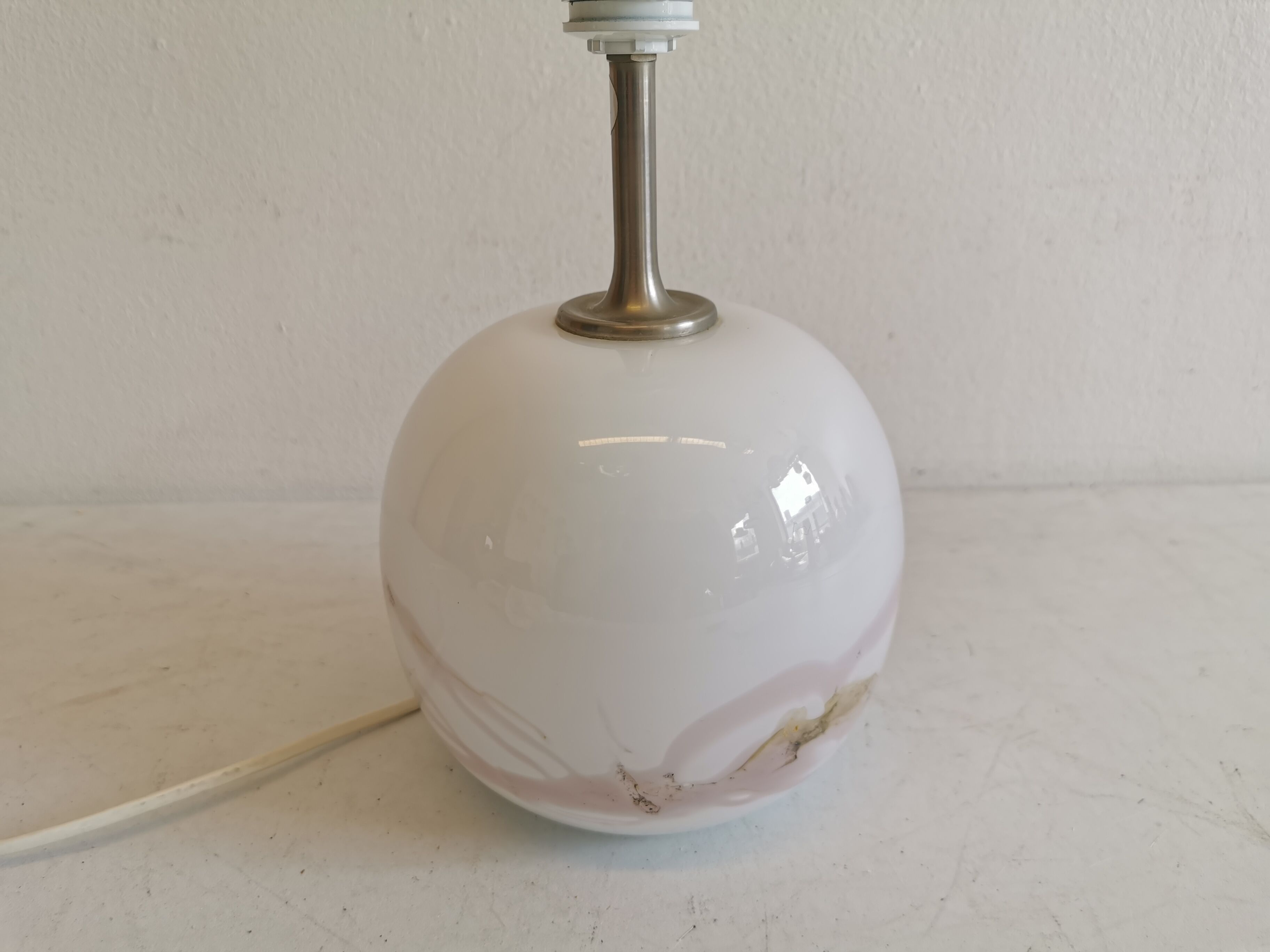 Table lamp in white opal glass, with pink details/decoration