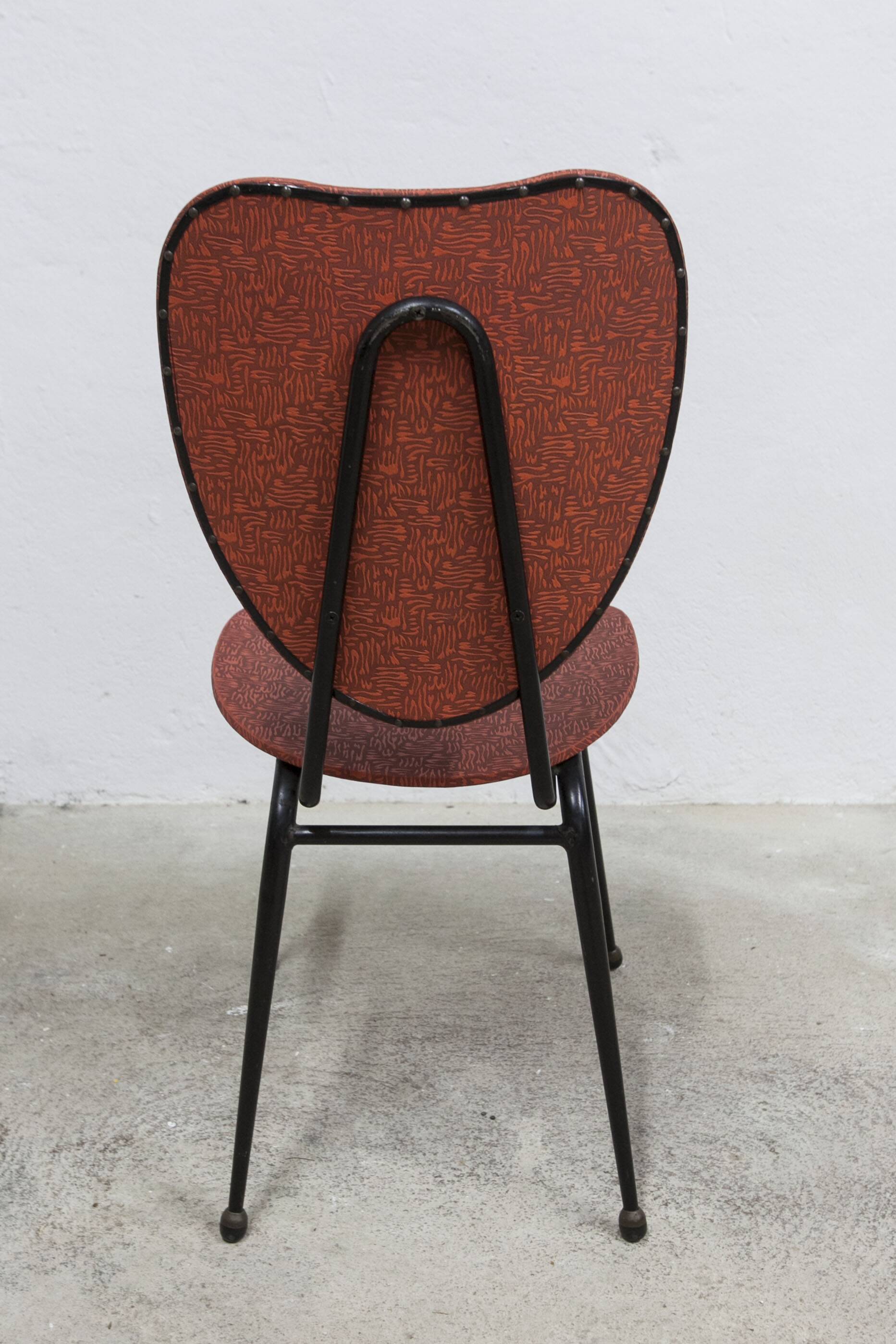 Vintage 70s chair in black lacquered metal and atypical red vinyl