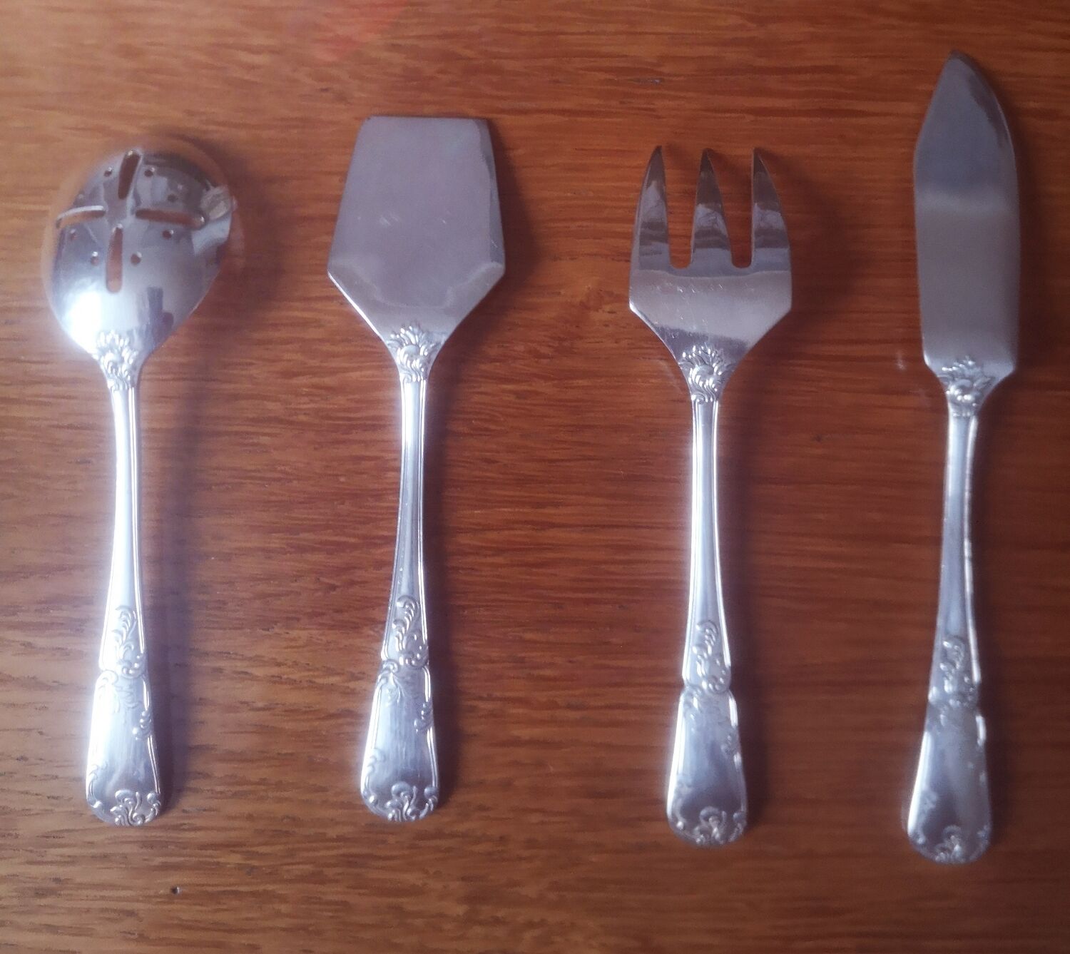 Silver-plated metal cutlery set
