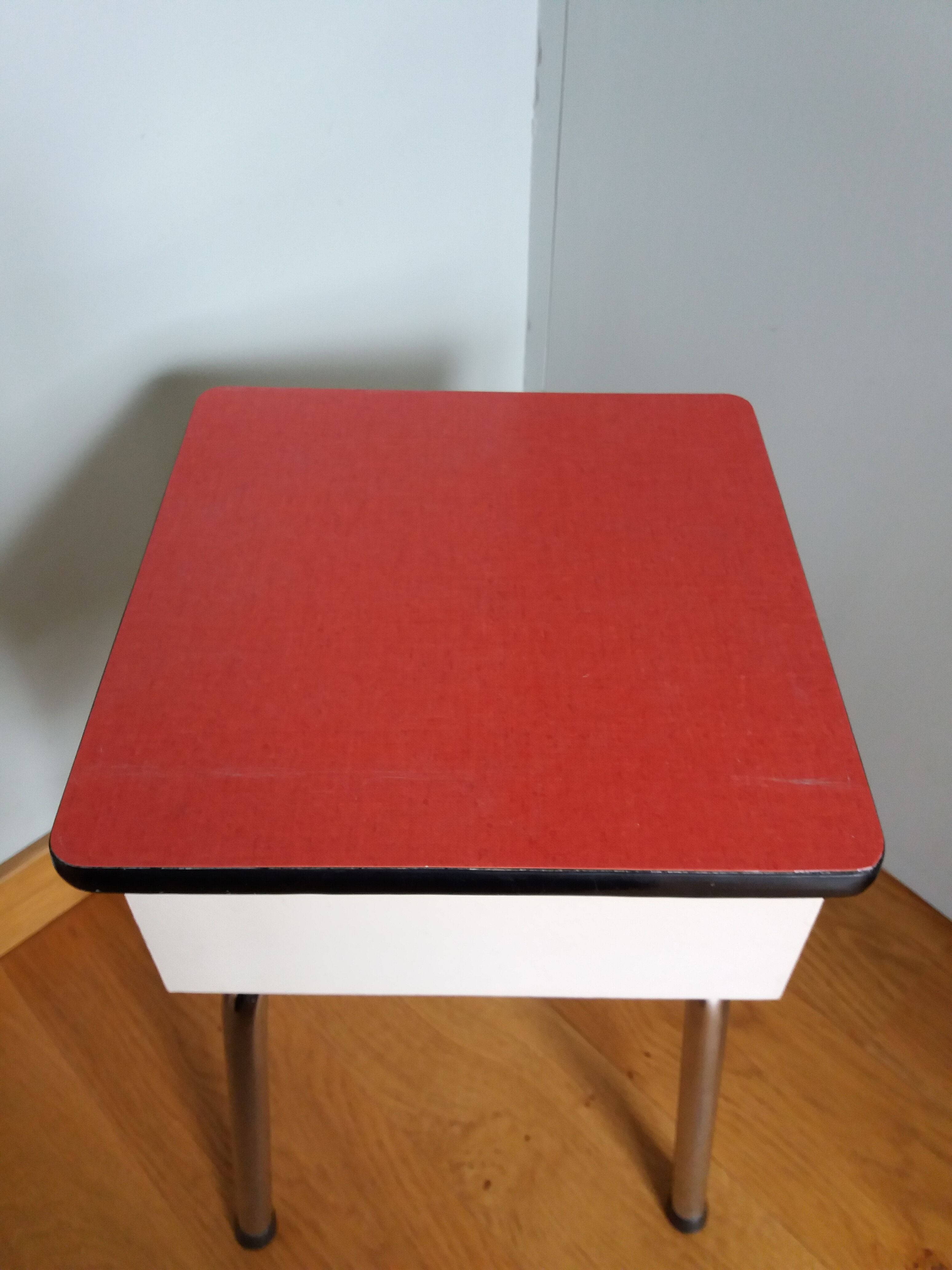 Stool shoeshine chest in formica and chromed metal