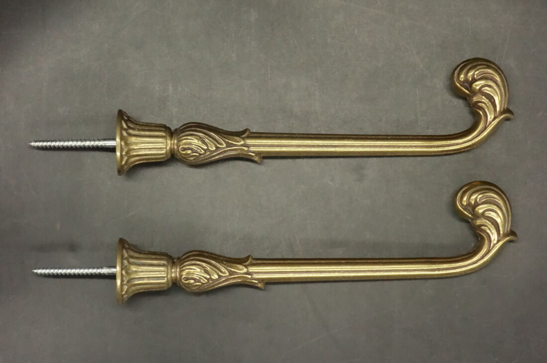 Pair of hooks Louis XV style