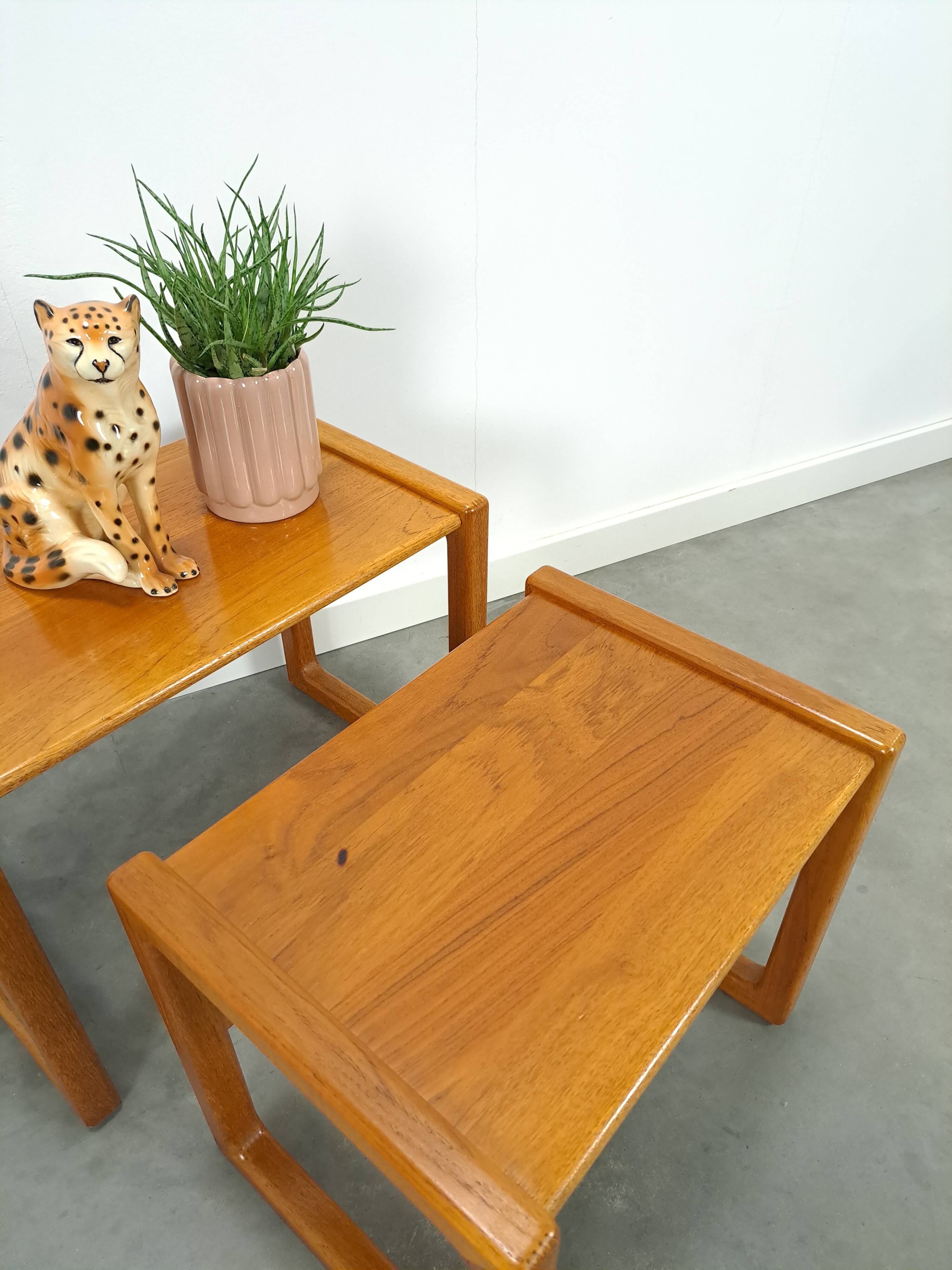 Teak vintage bijzettafel set
