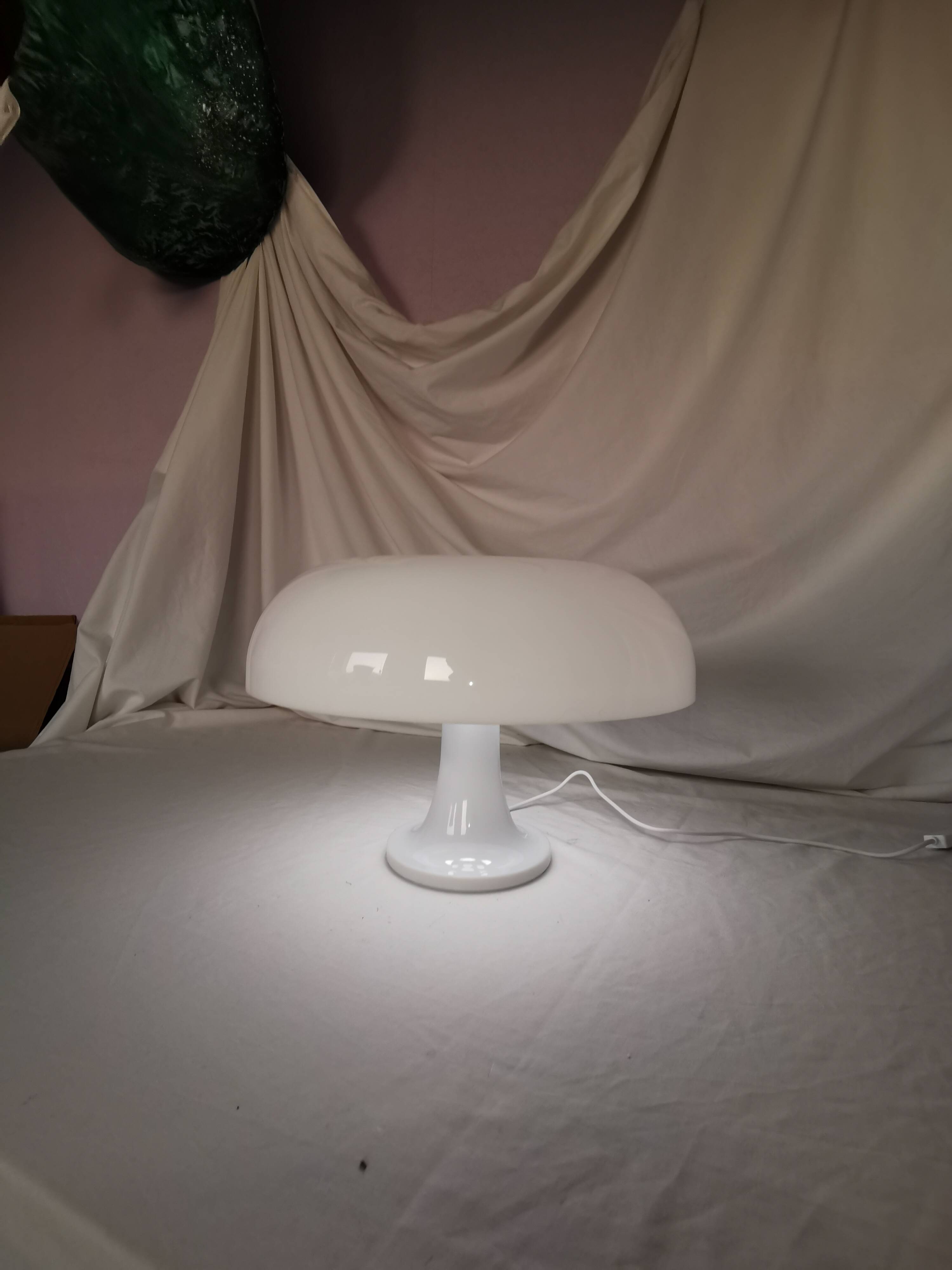 Lampe champignon en plastique blanc