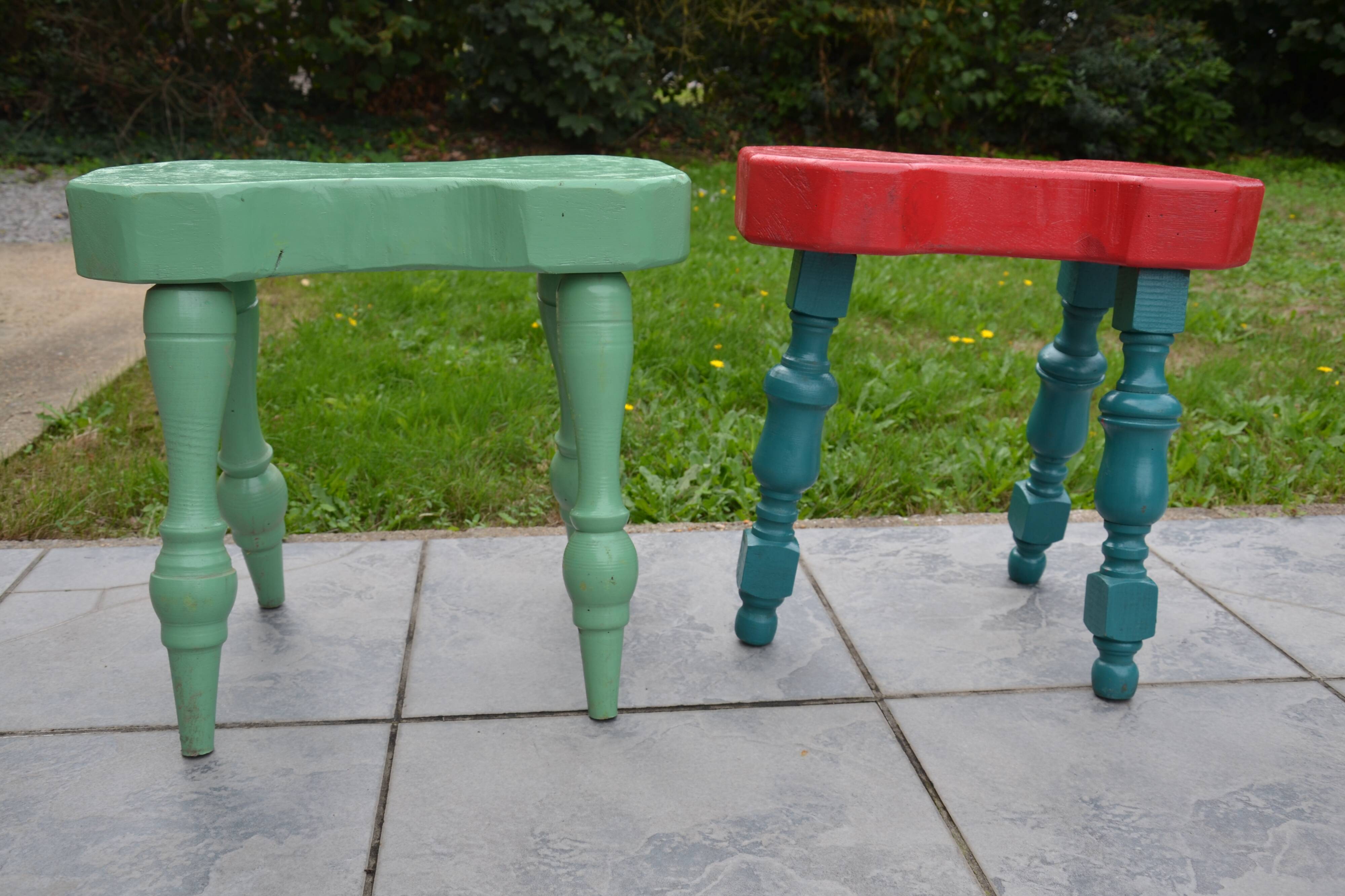 2 anciens tabourets atypiques artisanaux
