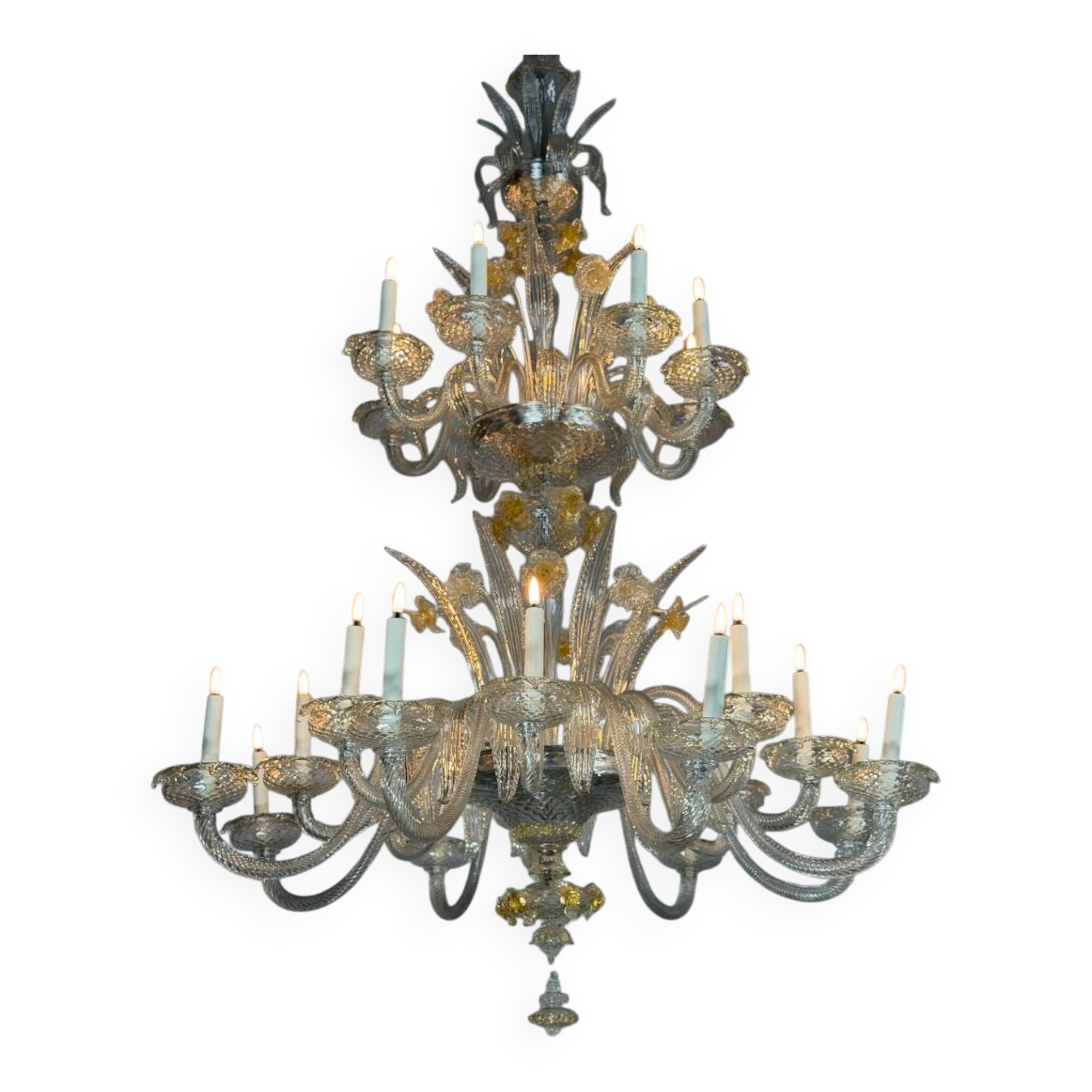 Venetian chandelier in gilded Murano glass, 24 light sources, three tiers, circa 1940.