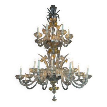 Venetian chandelier in gilded Murano glass, 24 light sources, three tiers, circa 1940.