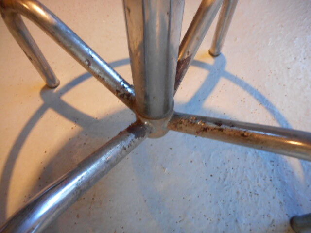 Undue adjustable stool. Kor